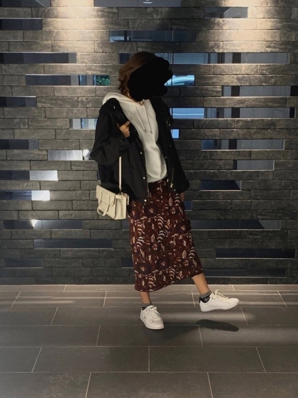 「ブラウン、大人カジュアル、ootd、きれいめカジュアル、シンプルコーデ、白、お洒落さんとつながりたい、年末WEAR感謝祭、休日スタイル、パーカー」｜「GUのアイテム（パーカー、ホワイト系）」を使った、momomaruさん（レディース・163cm）の冬コーディネートの1枚目の写真