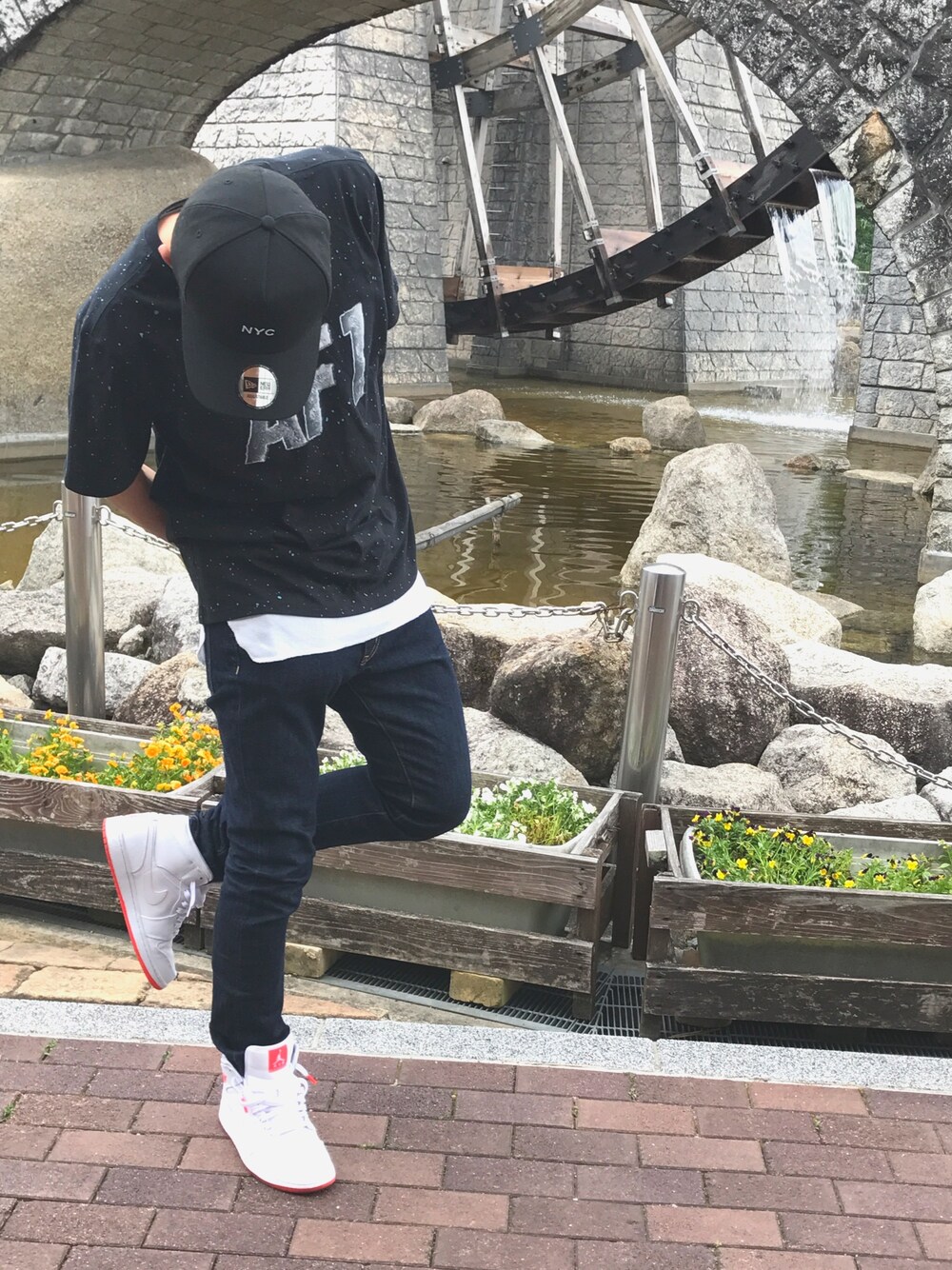 「シンプル、夏、休日スタイル、デニム、キャップ、NIKE、AIR JORDAN、スニーカー」｜「NEW ERAのアイテム（キャップ、ブラック系）」を使った、꒰よこやさん（メンズ・175cm）の春コーディネートの1枚目の写真