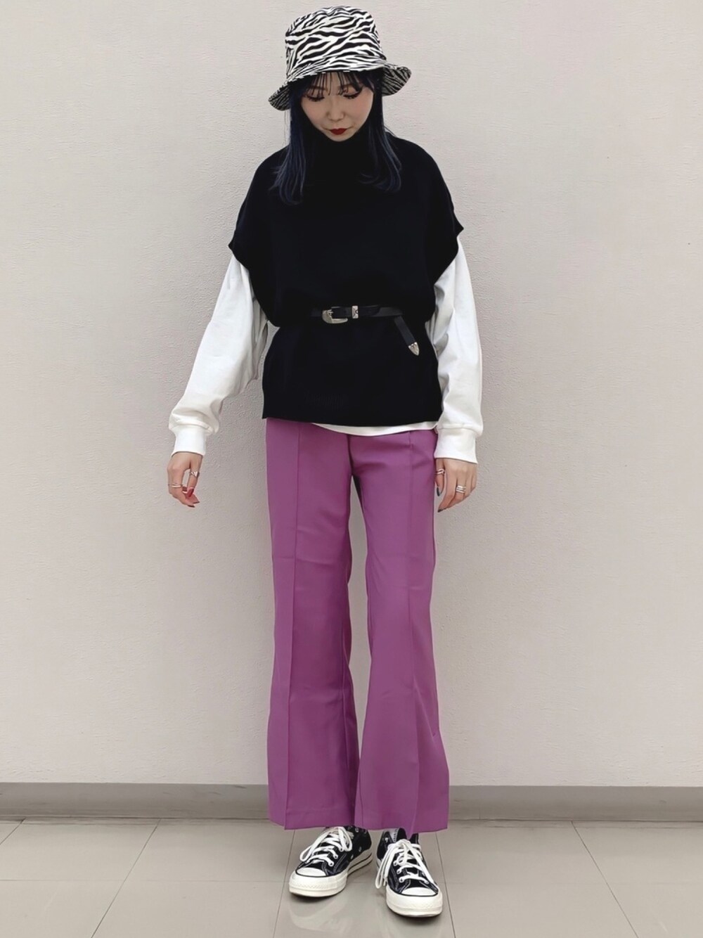 「カラーパンツ、春コーデ、スニーカー、ベストスタイル、高身長女子、バケットハット、ゼブラ柄、ストリート、レイヤードスタイル、スタッフセンバツ」｜「PAGEBOYのアソートバケットハット（ハット、その他）」を使った、どびちゃんさん（レディース・168cm）の春コーディネートの1枚目の写真
