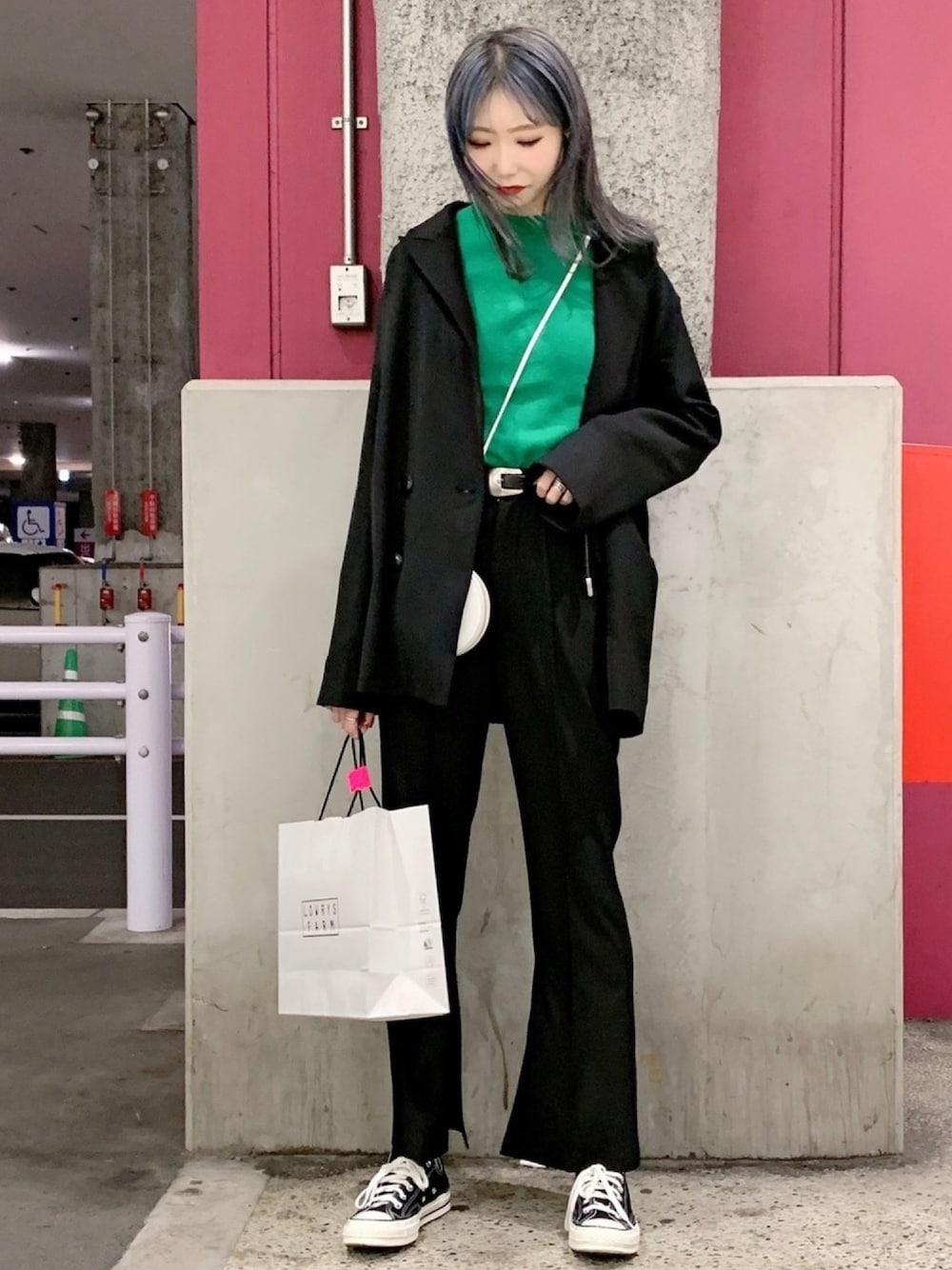 「パンツスタイル、セットアップ、テーラードジャケット、高身長女子、韓国ファッション、オールブラック、モード、ストリート、モノトーンコーデ、グリーン」｜「RASVOAのオーバーテーラードジャケット（テーラードジャケット、ブラック系）」を使った、どびちゃんさん（レディース・168cm）の春コーディネートの1枚目の写真