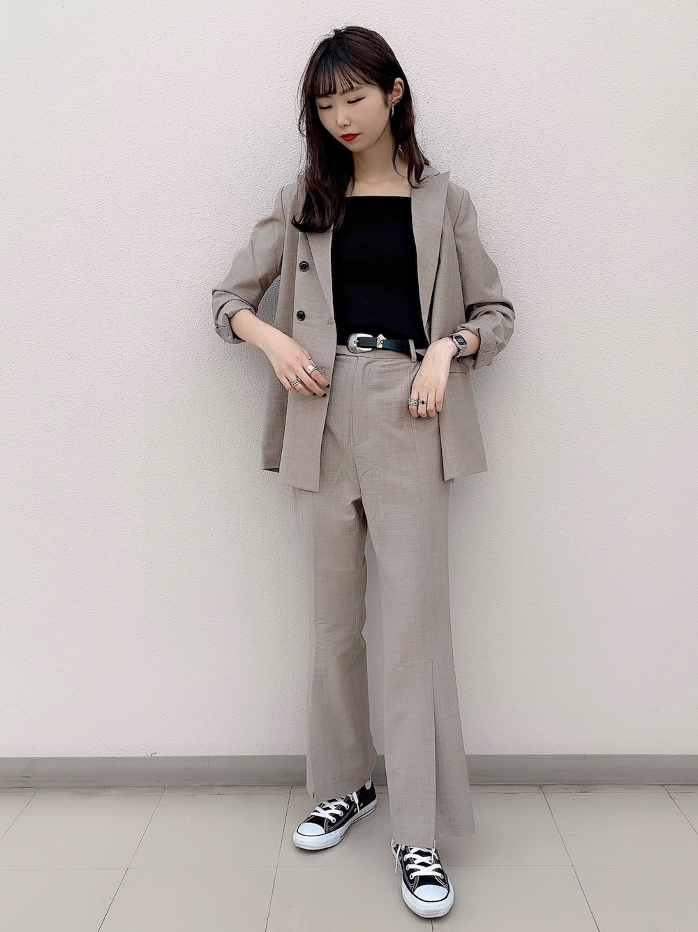 「韓国ファッション、モード、休日スタイル、シンプルコーデ、パンツスタイル、セットアップ、スニーカー、レザーシューズ、ベージュコーデ、大人カジュアル」｜「PAGEBOYのシームレススクエアタンク（タンクトップ、ブラック系）」を使った、どびちゃんさん（レディース・168cm）の夏コーディネートの1枚目の写真