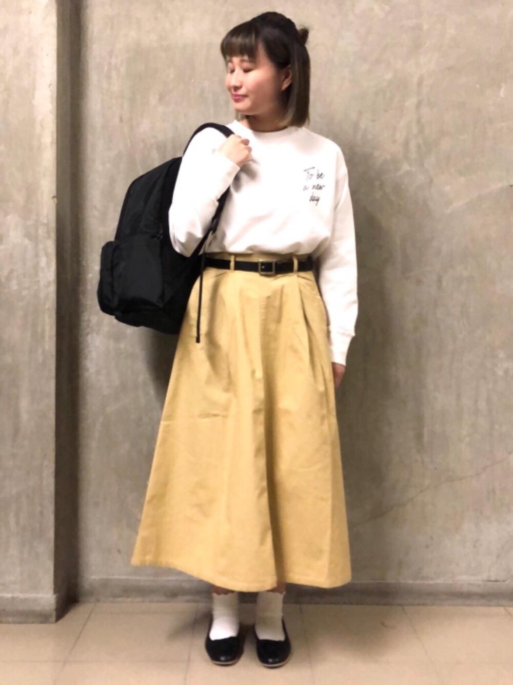 「春カラー、着回し抜群、USAコットン、2021春新作、今買って春まで着られる、coen春の一推し''ワークスタイル''、春こーで」｜「coenのオーガニック混USAコットン裏毛ロゴプリントクルーネック（スウェット）（スウェット、ホワイト系）」を使った、coen misakiさん（レディース・160cm）の春コーディネートの1枚目の写真