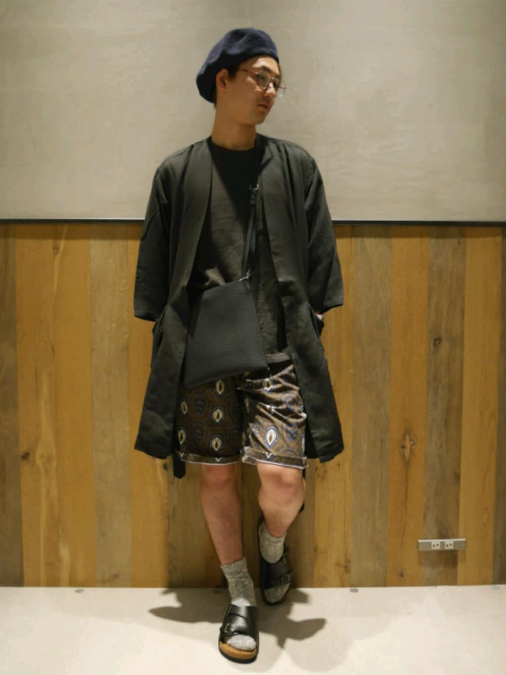 ブラック系のシャツ/ブラウス、ブラック系のTシャツ/カットソー、ブラック系のサンダルを着用したメンズの春コーディネートの1枚目の写真