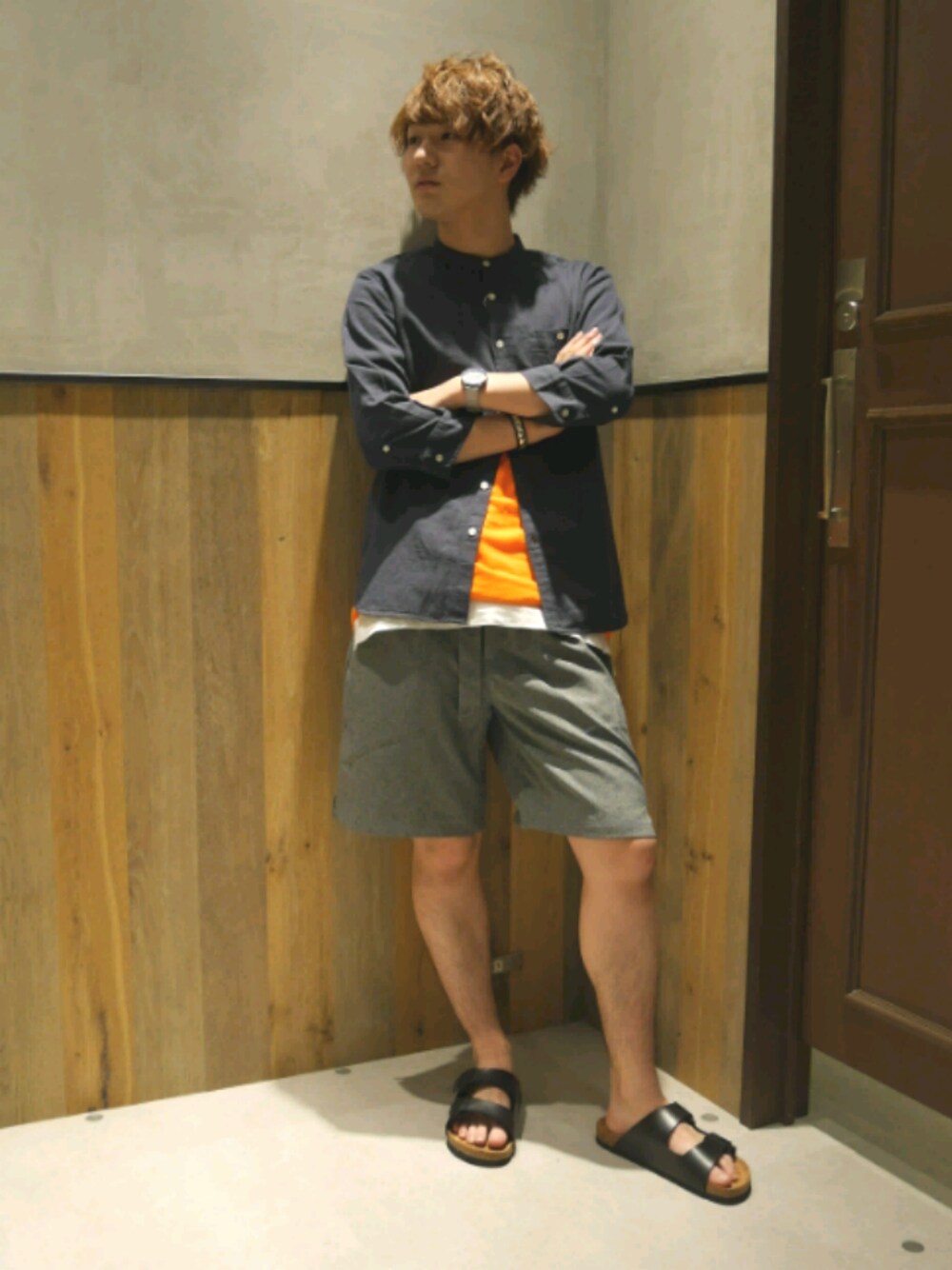 ブルー系のシャツ/ブラウス、ホワイト系のタンクトップ、グレー系のその他パンツを着用したメンズの夏コーディネートの1枚目の写真