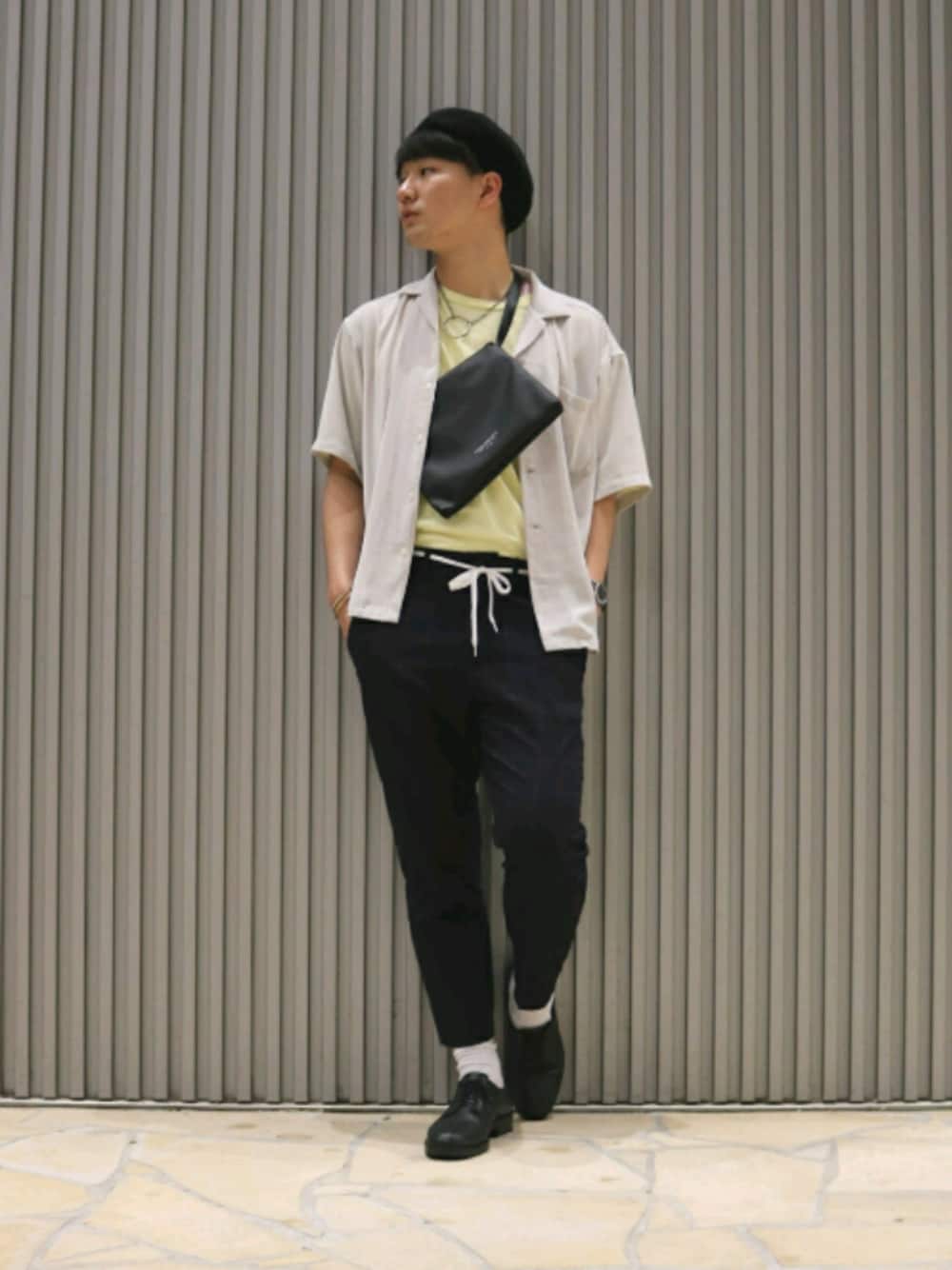 グレー系のシャツ/ブラウス、イエロー系のTシャツ/カットソー、ブラック系のショルダーバッグを着用したメンズの春コーディネートの1枚目の写真