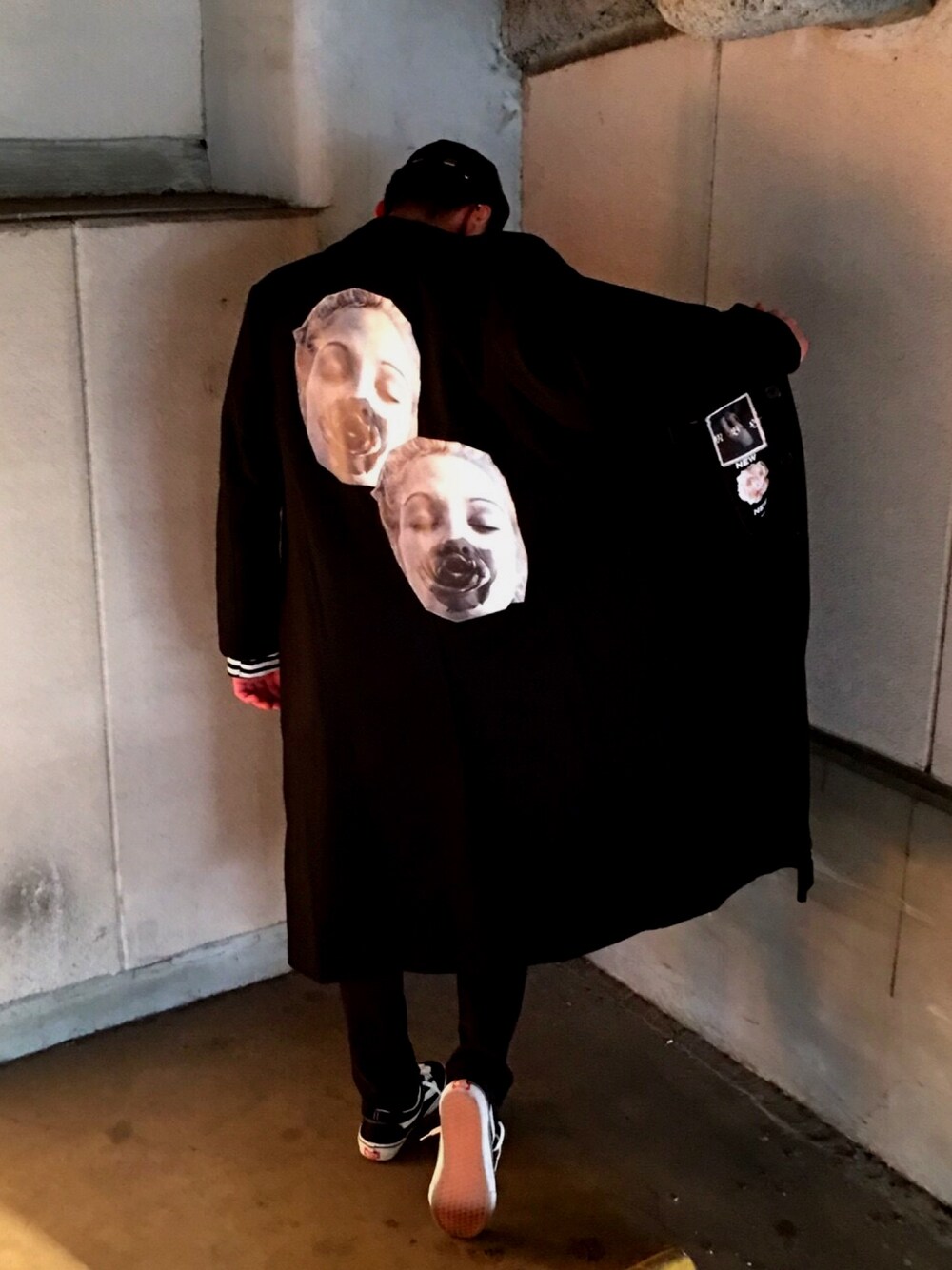 「MISBHVのアイテム（チェスターコート、ホワイト系）」を使った、ならりゅうじさん（メンズ・183cm）の冬コーディネートの1枚目の写真
