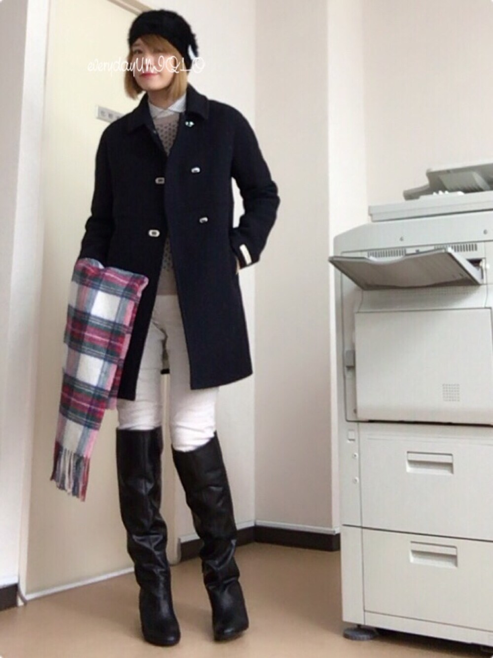 「ベレー帽、UNIQLO、冬コーデ、ロングブーツ、白パンツ、コートスタイル、通勤コーデ、オフィスカジュアル、ストール」｜「UNIQLOのイネス（ニット/セーター、ベージュ系）」を使った、31さん（レディース・164cm）の冬コーディネートの1枚目の写真