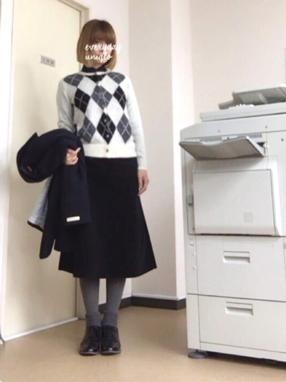 「オフィスカジュアル、アーガイル柄、タイツ×靴下、きれいめカジュアル、スノーボードしたい、寒波来いや」｜「UNIQLOのアイテム（スカート、レッド系）」を使った、31さん（レディース・164cm）の冬コーディネートの1枚目の写真