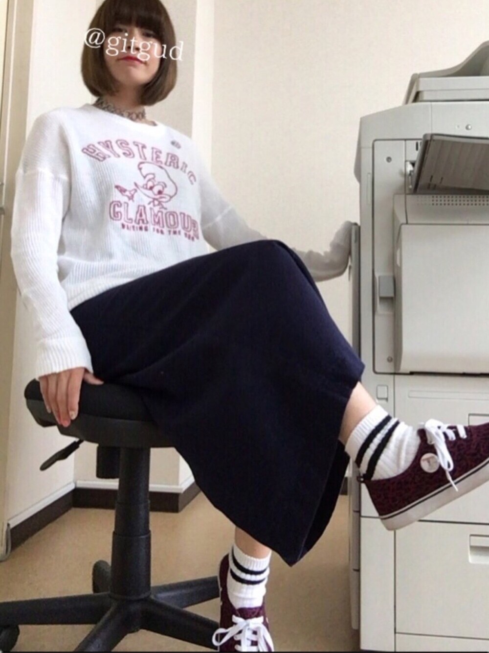 「カジュアルデー、サマーニット、バッジ、チョーカー、スニーカー、ドヤ顔、マキシスカート」｜「UNIQLOのイネス（スカート、ブルー系）」を使った、31さん（レディース・164cm）の春コーディネートの1枚目の写真