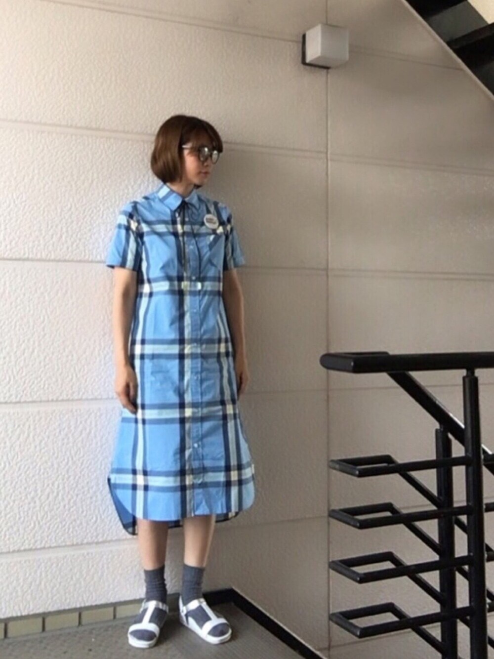 ブラック系のネクタイ、ブルー系のワンピース、ホワイト系のサンダルを着用したレディースの春コーディネートの1枚目の写真