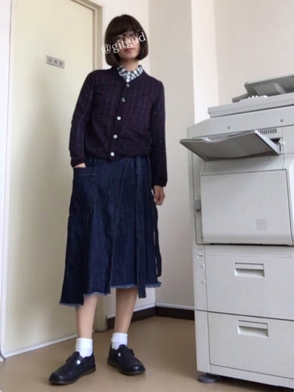 グリーン系のシャツ/ブラウス、ブルー系のカーディガン/ボレロ、ブルー系のデニムスカートを着用したレディースの春コーディネートの1枚目の写真