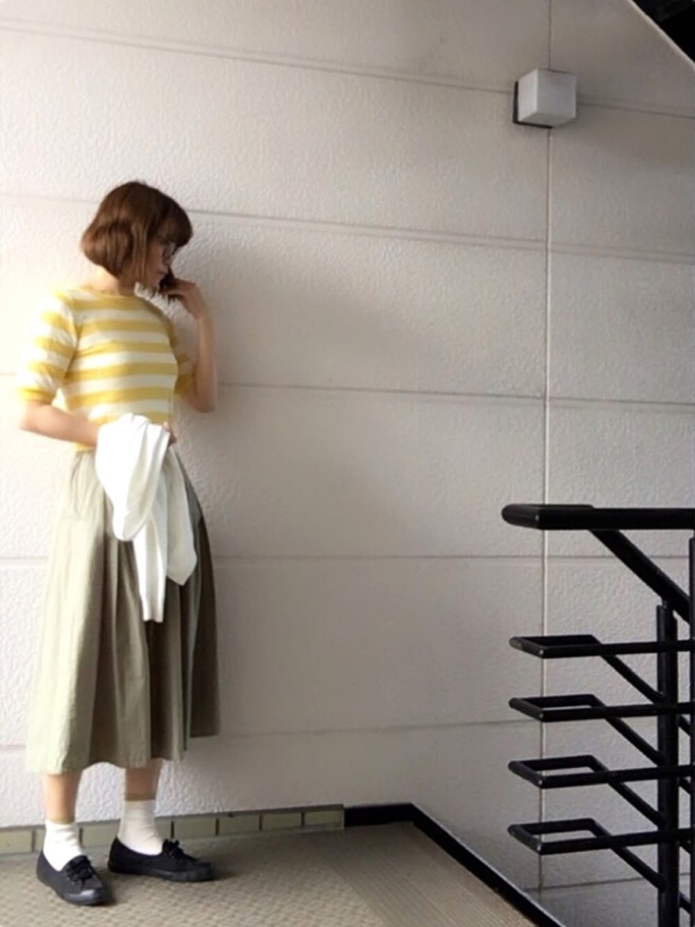 「黄色×白、サマーニット、半袖ニット、カーキスカート、眼鏡女子、黄色ボーダー」｜「UNIQLOのUVカットクルーネックカーディガン（長袖）（ニット/セーター、ホワイト系）」を使った、31さん（レディース・164cm）の夏コーディネートの1枚目の写真