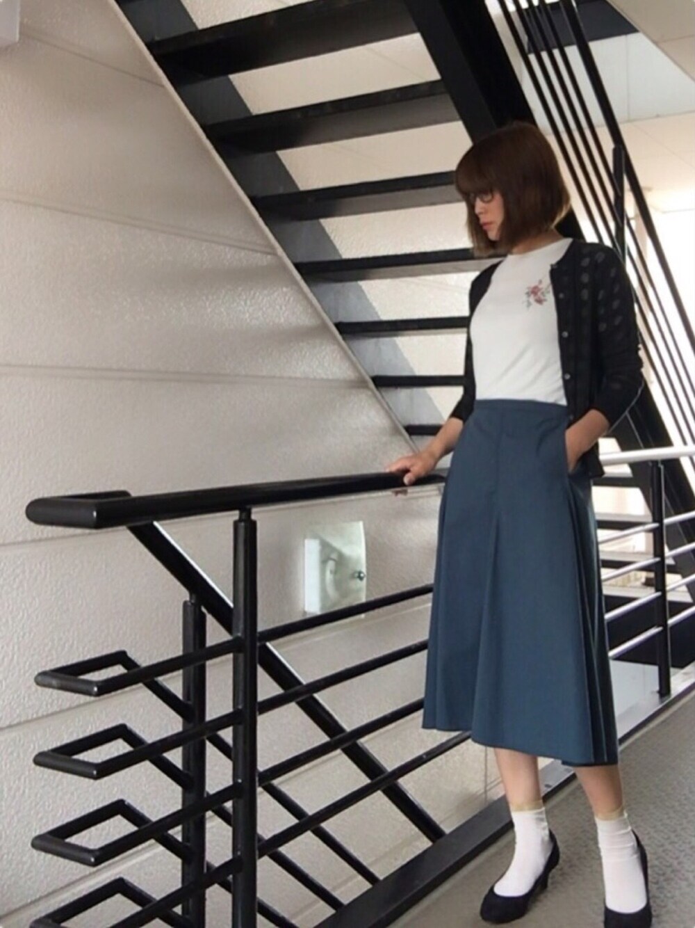 「ユニクロ、オフィスカジュアル、刺繍Tシャツ、透かし編みニット、シンプル、フレアスカート、パンプス×靴下」｜「Paul Smith BLACK Paul by Paul Smithのデボアポルカカーディガン（Paul Smith BLACK）（カーディガン/ボレロ、ブラック系）」を使った、31さん（レディース・164cm）の夏コーディネートの1枚目の写真