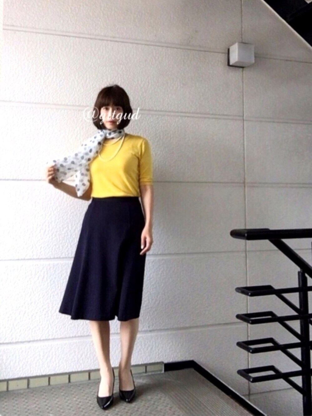 「お仕事コーデ、イエロー、スカーフ、パールネックレス、ドット、フレアスカート、着痩せ、ボブ、イエロー×ネイビー」｜「UNIQLOのWOMEN ポンチミディスカート（スカート、ブルー系）」を使った、31さん（レディース・164cm）の夏コーディネートの1枚目の写真