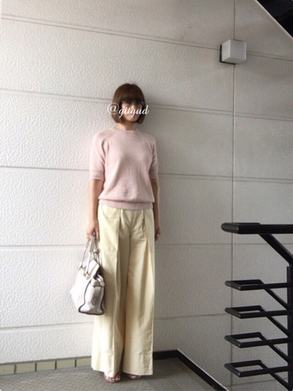 ピンク系のニット/セーター、イエロー系のその他パンツ、ピンク系のサンダルを着用したレディースの夏コーディネートの1枚目の写真