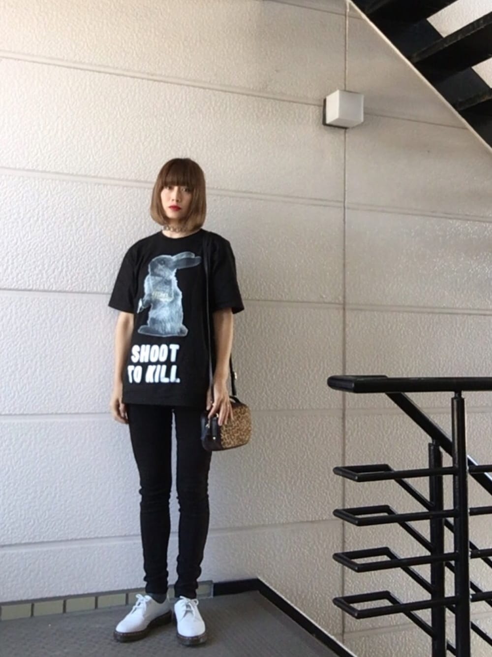 ブラック系のTシャツ/カットソー、その他のショルダーバッグ、ブラック系のその他パンツを着用したレディースの秋コーディネートの1枚目の写真