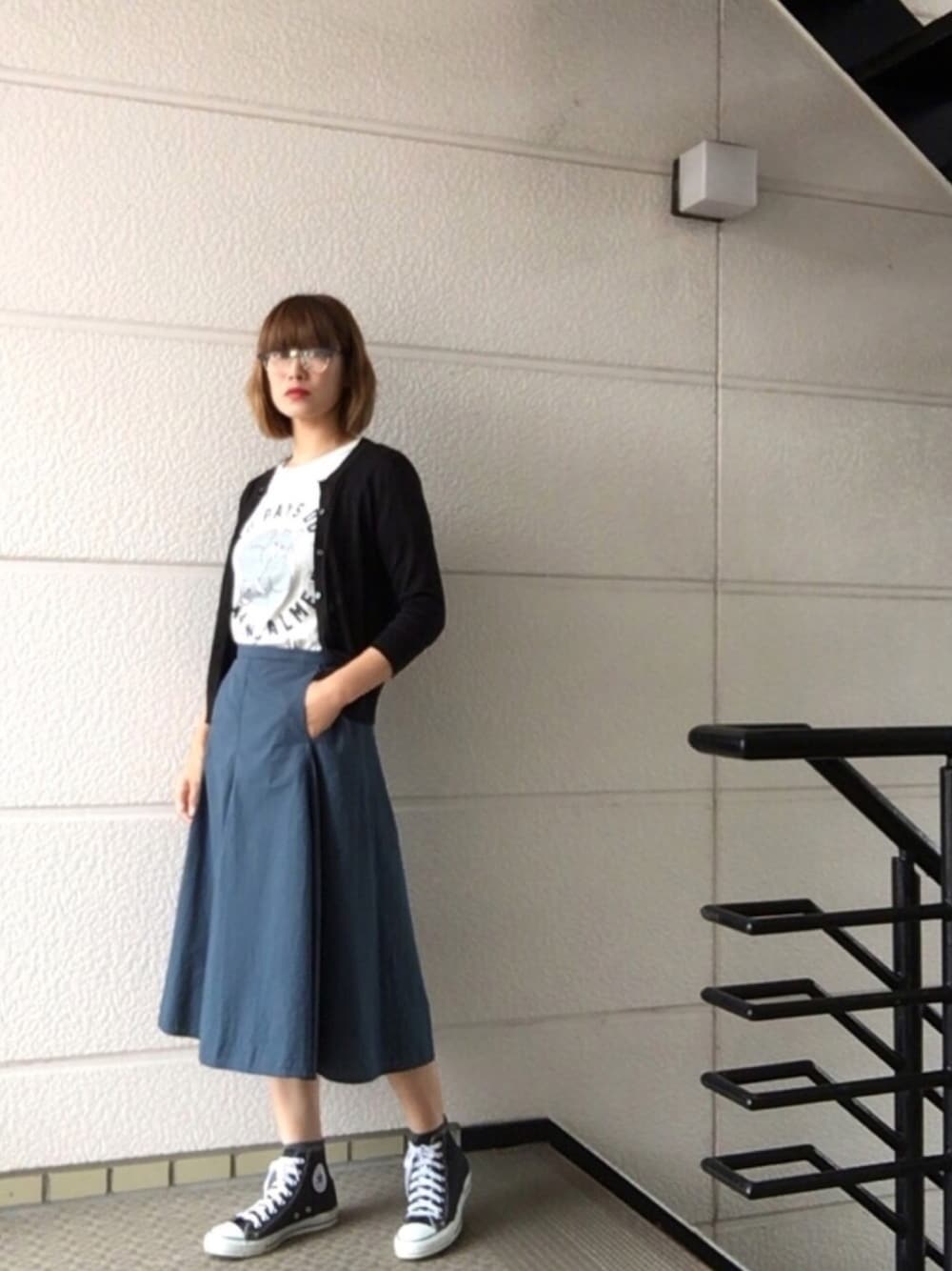 「オフィスカジュアル、フレアスカート、七分袖、ハイカットスニーカー、converse、MAISON KITSUNE、メガネ女子」｜「UNIQLOのWOMEN シアサッカーフレアスカート＋E（スカート、ブルー系）」を使った、31さん（レディース・164cm）の秋コーディネートの1枚目の写真