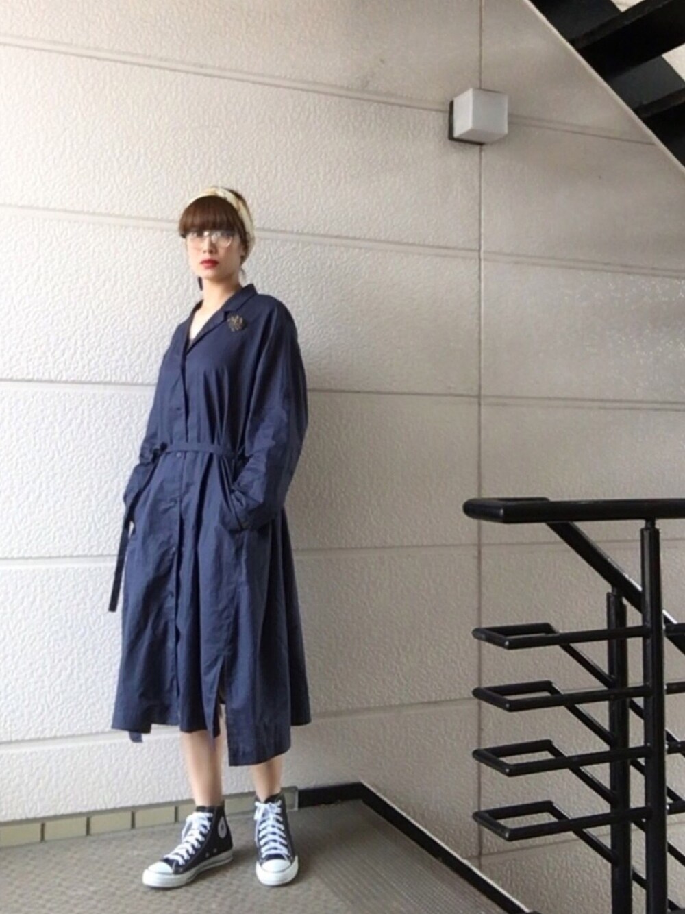 「スカーフアレンジ、ガウンコート、シンプルコーデ、秋コーデ、ヴィンテージ、シルバーアクセサリー、めがね、UNIQLO、converse」｜「LILY BROWNのカラーブロウメガネ（メガネ、ブルー系）」を使った、31さん（レディース・164cm）の秋コーディネートの1枚目の写真