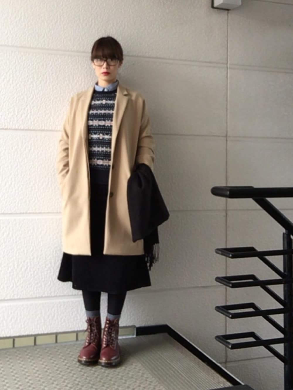 「オフィスカジュアル、コーデュロイスカート、冬コーデ、Dr.Martens、UNIQLO、無印良品、丸襟」｜「無印良品のアイテム（シャツ/ブラウス、グレー系）」を使った、31さん（レディース・164cm）の冬コーディネートの1枚目の写真