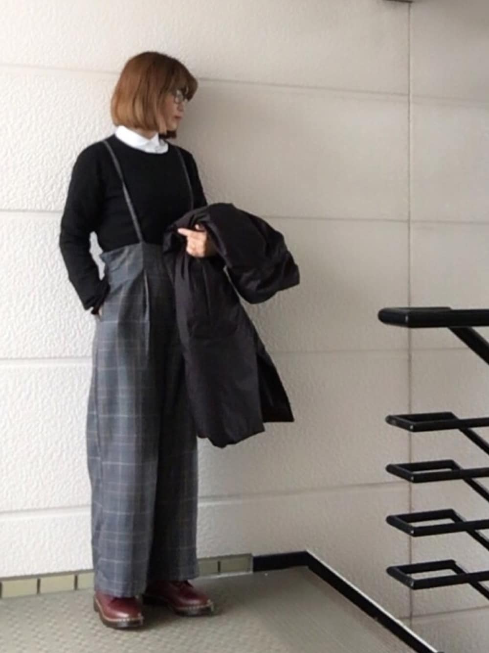 「パンツスタイル、サロペット、オフィスカジュアル、チェックパンツ、UNIQLO、COMME des GARCONS、Dr.Martens、白シャツ」｜「UNIQLOのアイテム（シャツ/ブラウス、ホワイト系）」を使った、31さん（レディース・164cm）の冬コーディネートの1枚目の写真