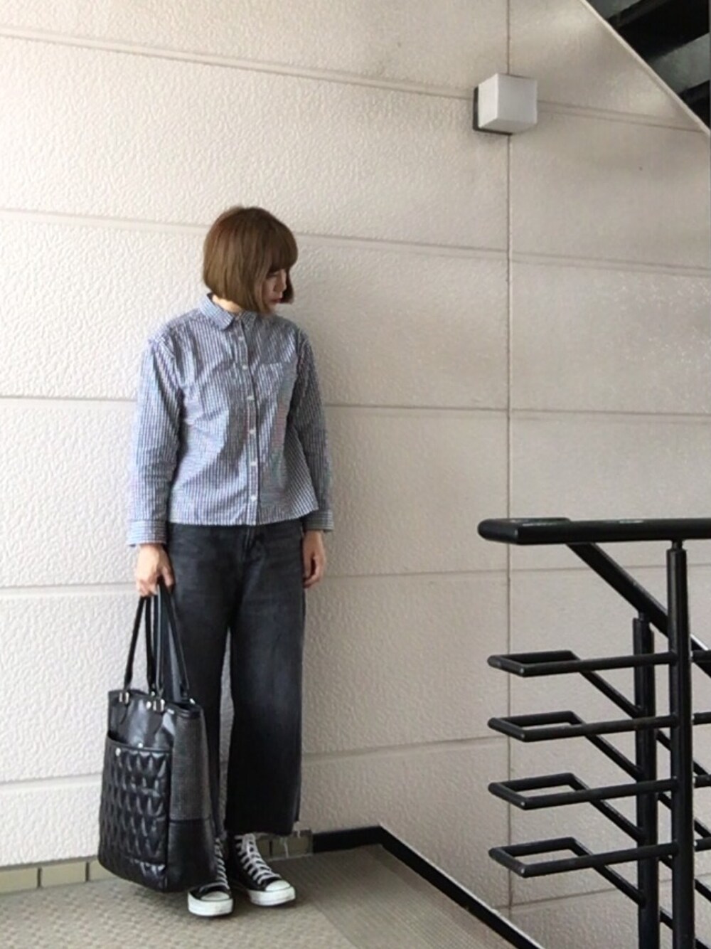 その他のシャツ/ブラウス、ブラック系のトートバッグ、ブラック系のスニーカーを着用したレディースの春コーディネートの1枚目の写真