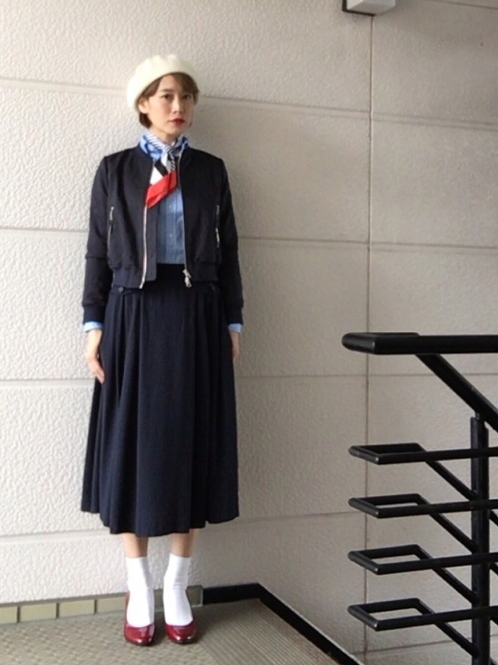 ブルー系のシャツ/ブラウス、ブルー系のブルゾン、ブルー系のスカートを着用したレディースの春コーディネートの1枚目の写真