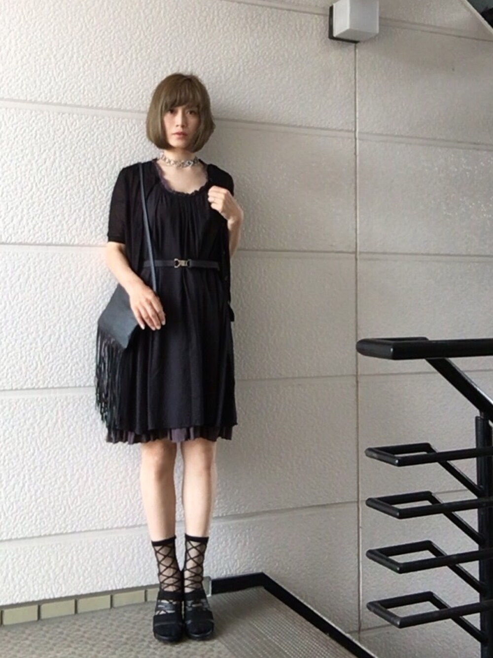 ブラック系のニット/セーター、ブラック系のハンドバッグ、ブラック系のシューズを着用したレディースの夏コーディネートの1枚目の写真