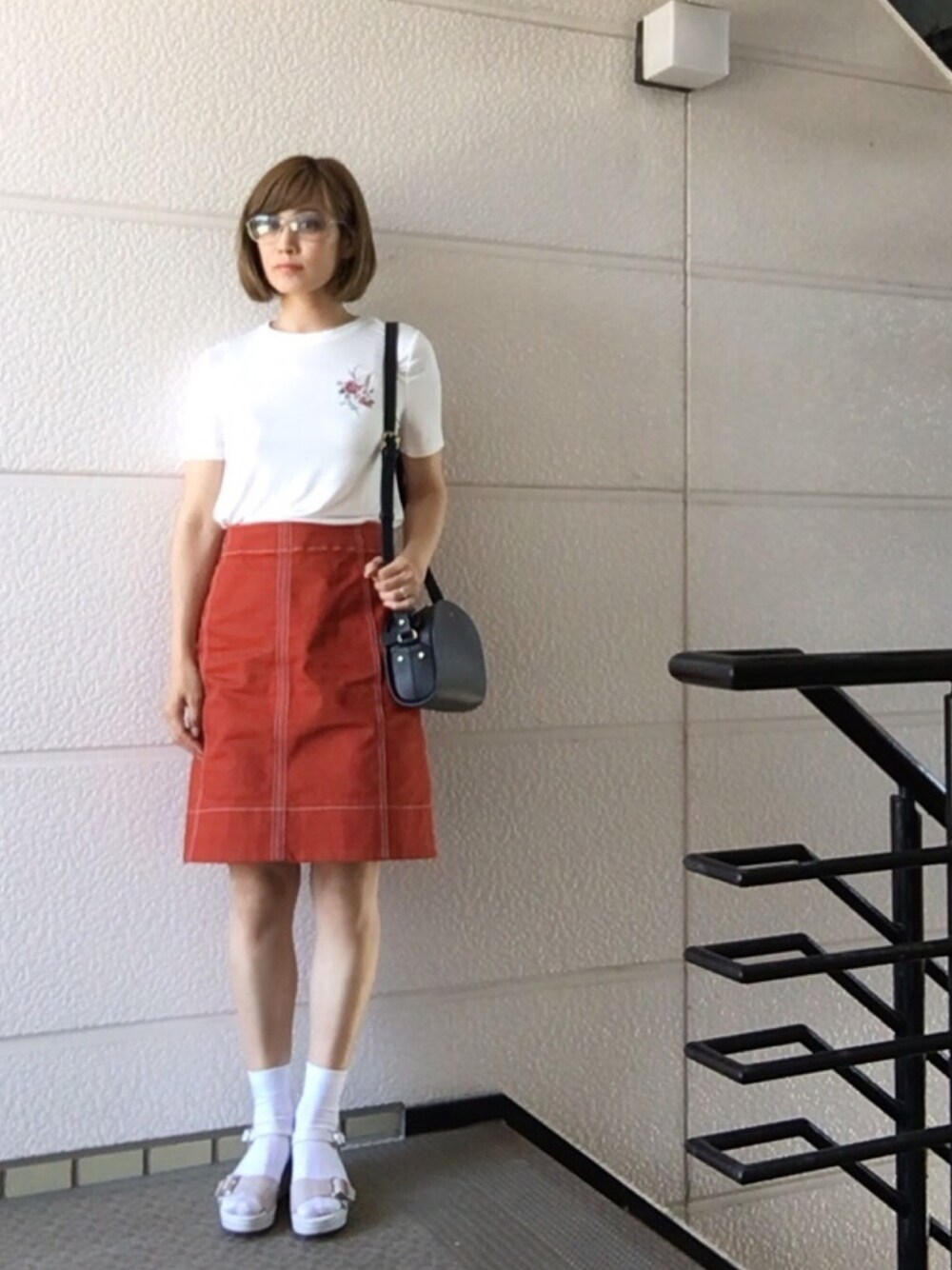 ホワイト系のTシャツ/カットソー、ブルー系のショルダーバッグ、レッド系のスカートを着用したレディースの夏コーディネートの1枚目の写真