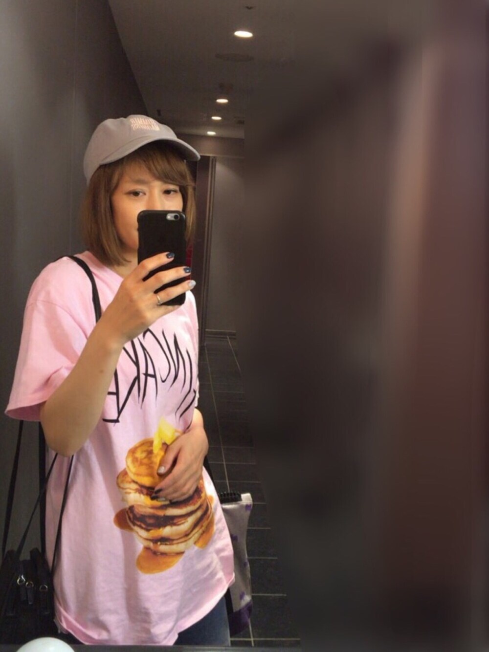 ピンク系のTシャツ/カットソー、ブラック系のショルダーバッグ、ブルー系のスニーカーを着用したレディースの夏コーディネートの1枚目の写真