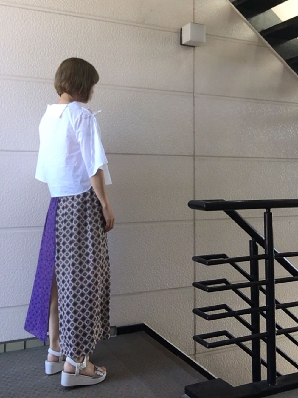 ホワイト系のシャツ/ブラウス、その他のスカート、ホワイト系のサンダルを着用したレディースの夏コーディネートの1枚目の写真