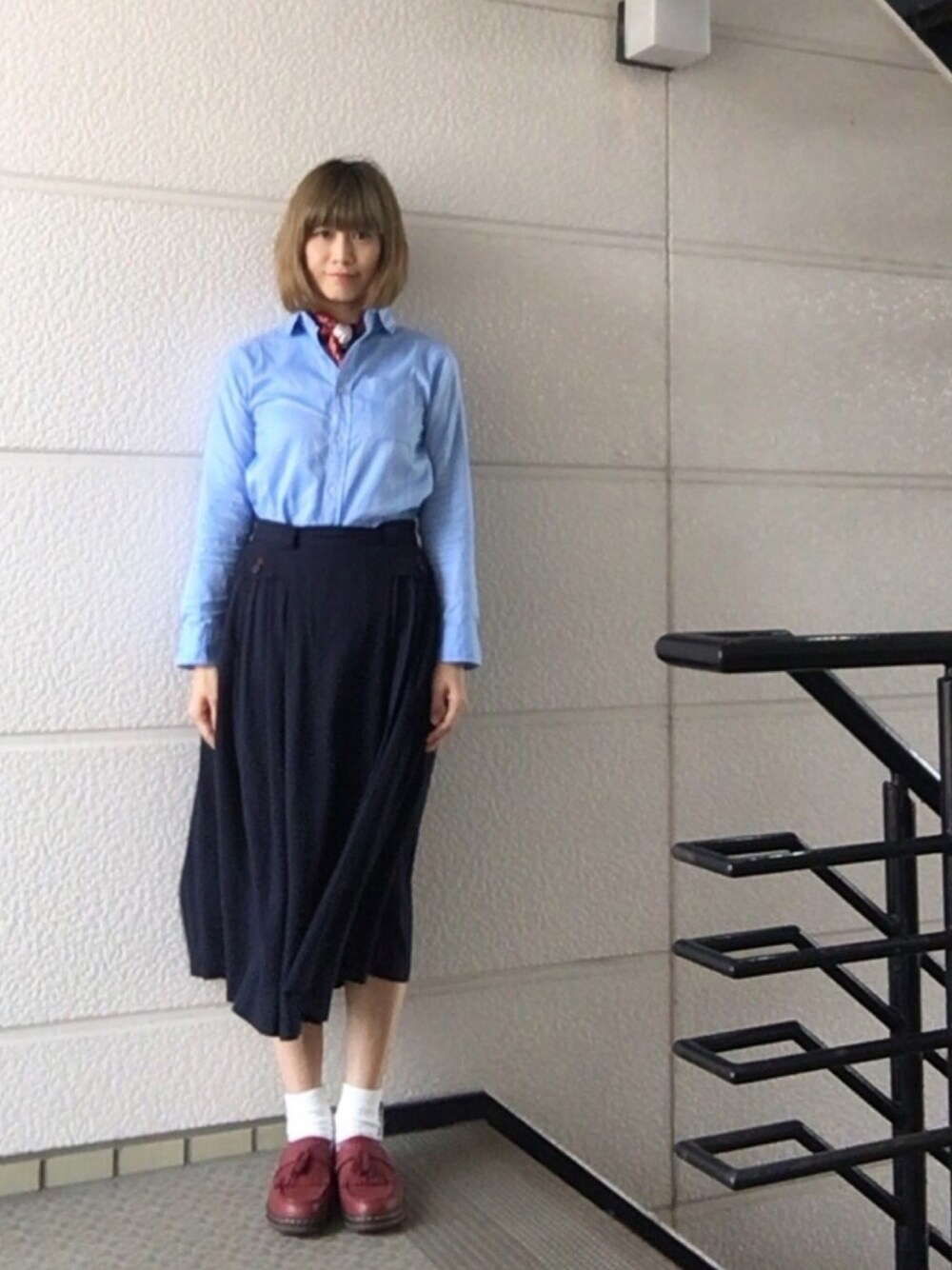 ブルー系のシャツ/ブラウス、ブルー系のスカート、レッド系のローファーを着用したレディースの秋コーディネートの1枚目の写真