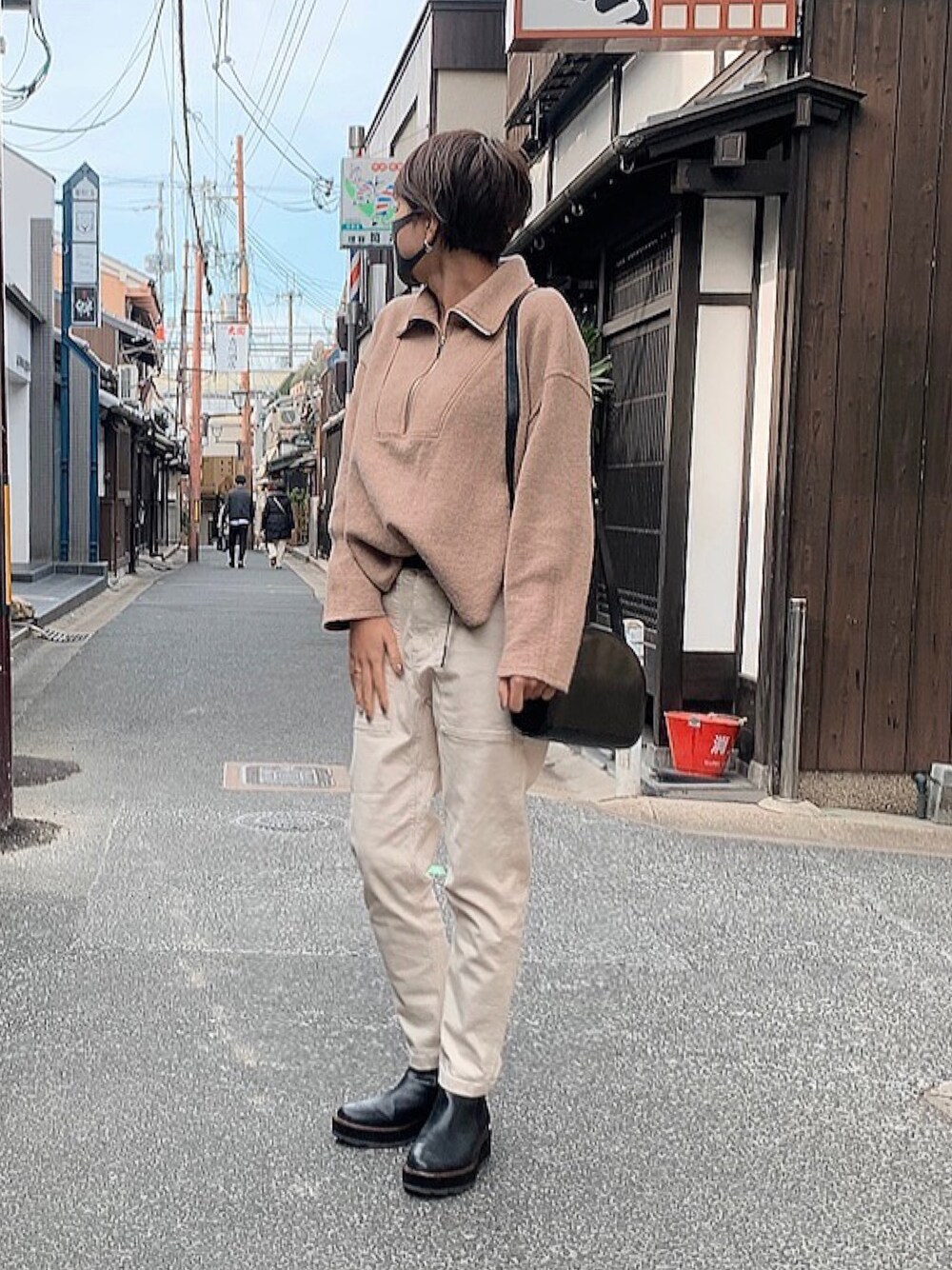 「シンプルコーデ、オトナ女子、オトナカジュアル、カジュアル、冬、白パンツ、ZARA、パンツスタイル、ハーフジップ、ラクチンコーデ」｜「ZARAのアイテム（トップス、ベージュ系）」を使った、なぽ🐼さん（レディース・163cm）の冬コーディネートの1枚目の写真