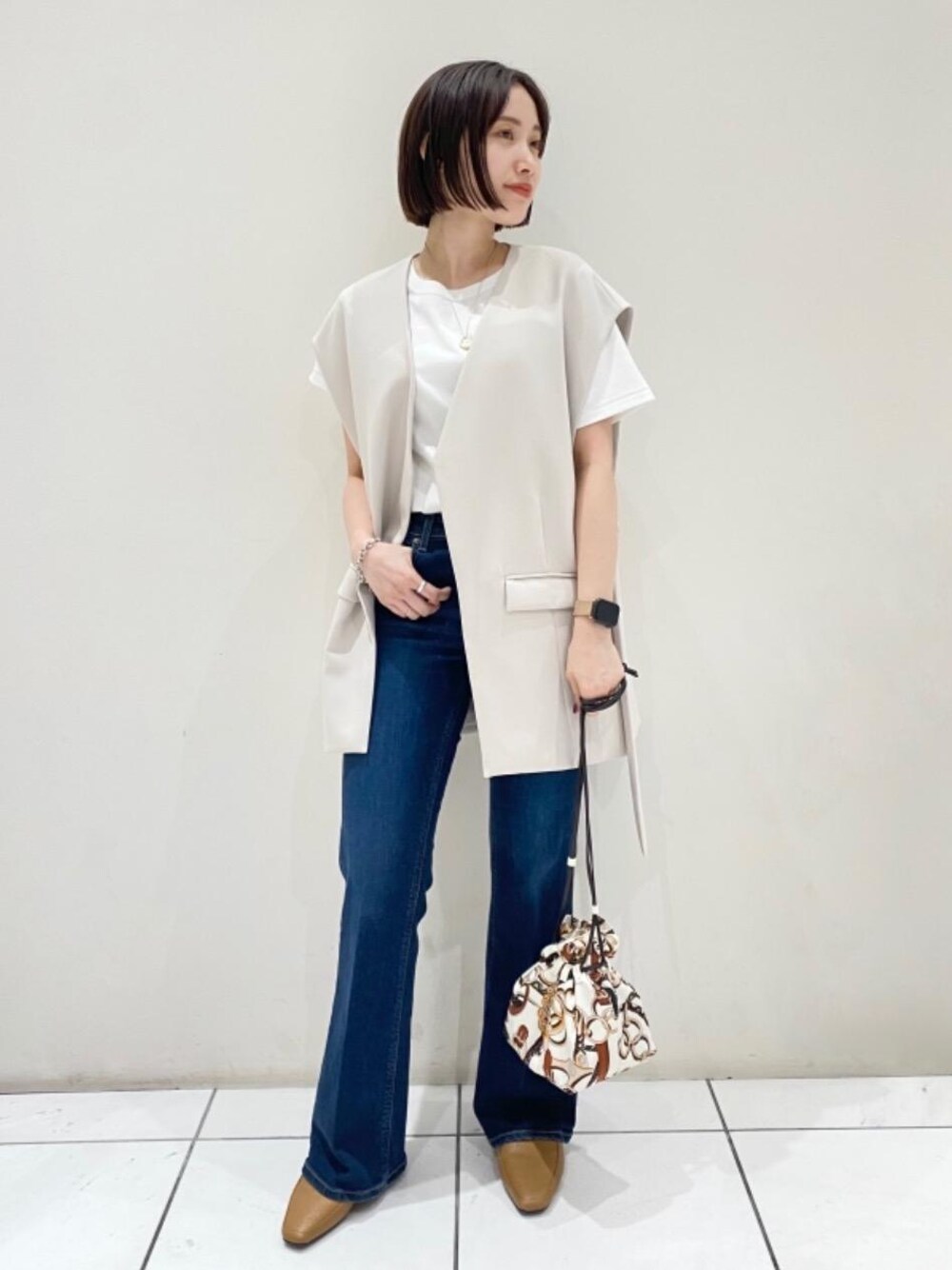 ホワイト系のTシャツ/カットソー、ホワイト系のショルダーバッグ、ブラウン系のその他シューズを着用したレディースの夏コーディネートの1枚目の写真