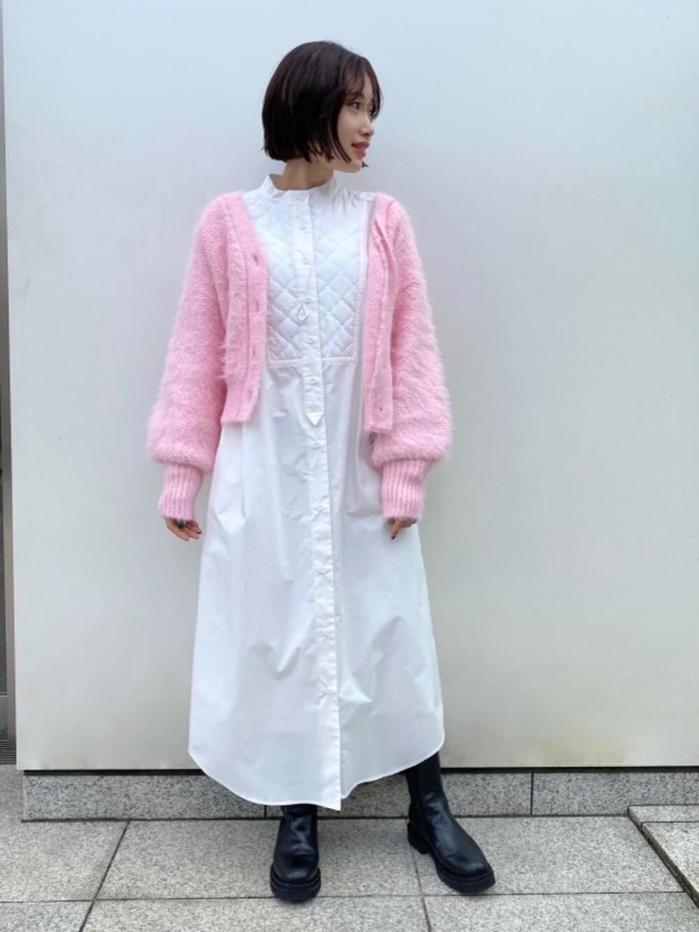 ピンク系のカーディガン/ボレロ、ホワイト系のワンピースを着用したレディースの秋コーディネートの1枚目の写真
