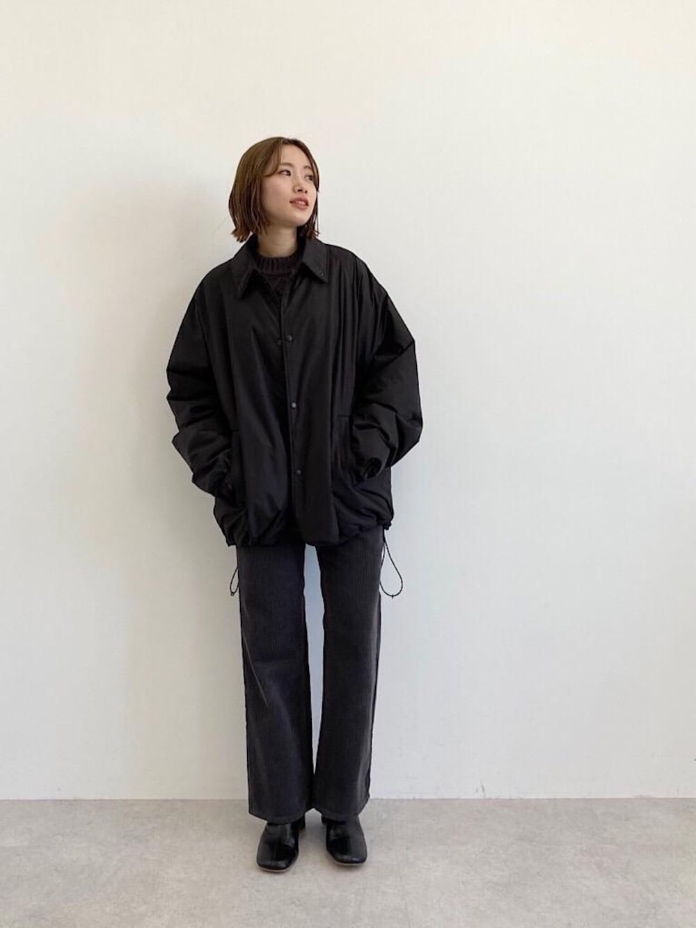 ブラック系のブルゾンを着用したレディースの秋コーディネートの1枚目の写真