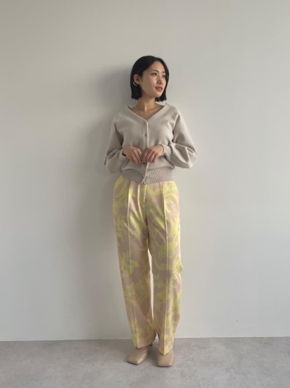 ベージュ系のカーディガン/ボレロ、ベージュ系のその他パンツを着用したレディースの冬コーディネートの1枚目の写真
