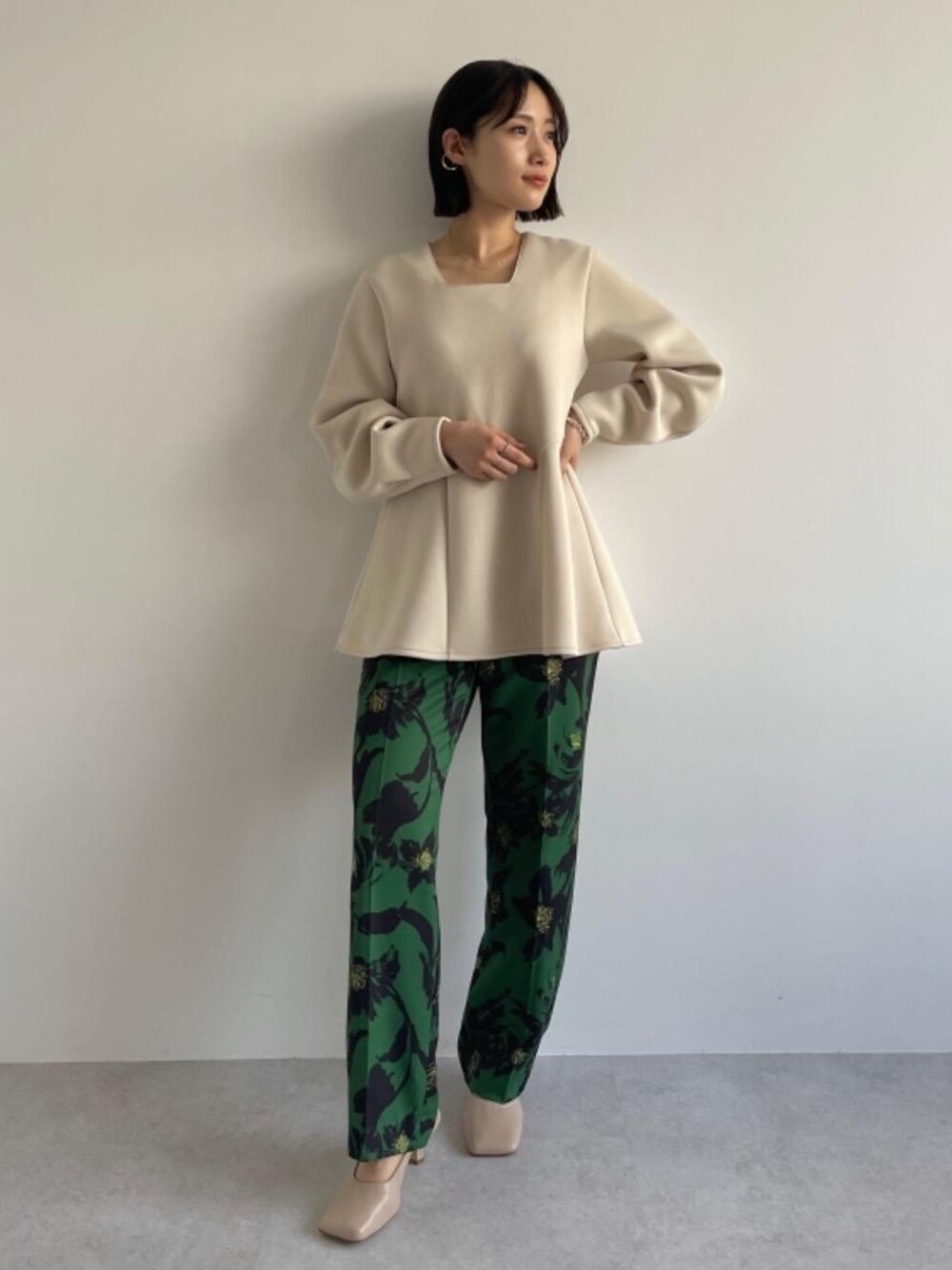 グリーン系のその他パンツ、ベージュ系のTシャツ/カットソーを着用したレディースの冬コーディネートの1枚目の写真