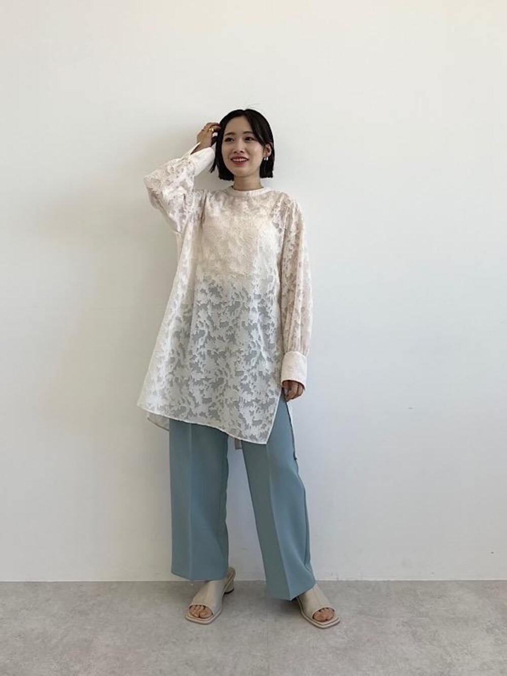 ブルー系のその他パンツ、ホワイト系のシャツ/ブラウス、シルバー系のピアス(両耳用)を着用したレディースの冬コーディネートの1枚目の写真