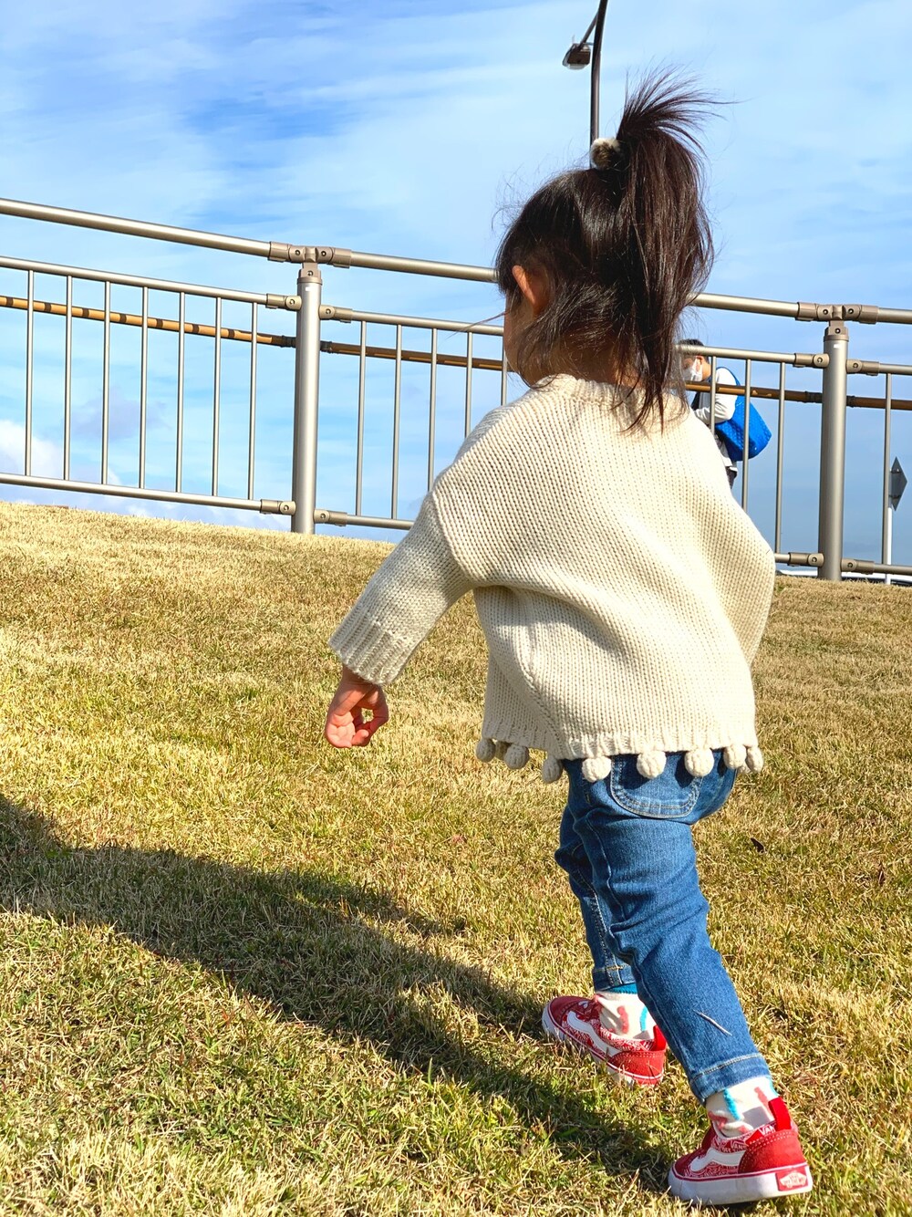 「Birthdayのアイテム（ニット/セーター、ホワイト系）」を使った、honononさん（キッズ・90cm）の冬コーディネートの1枚目の写真