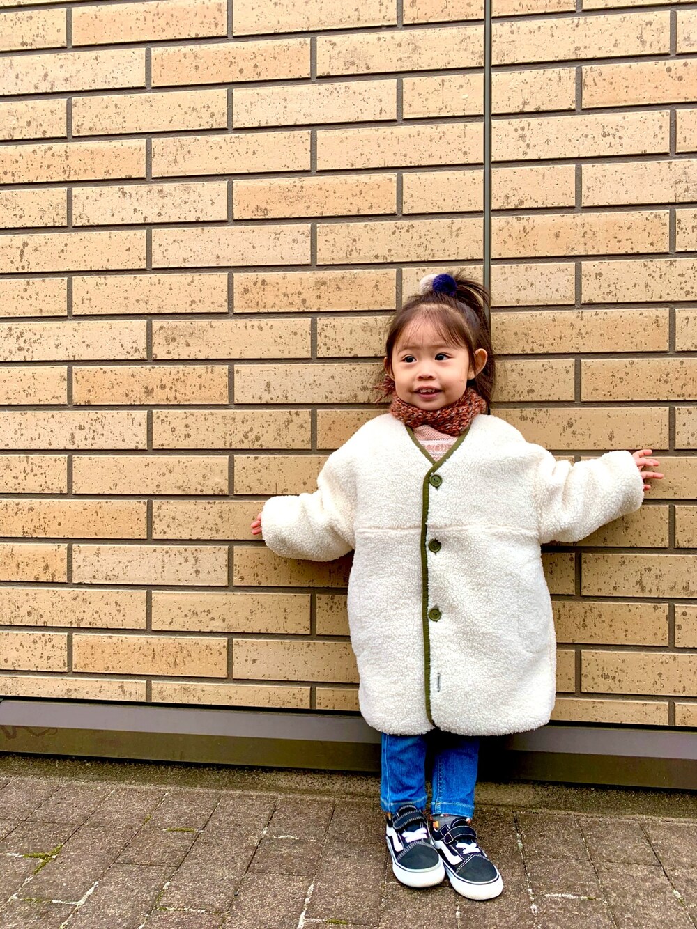 「Birthdayのアイテム（ノーカラーコート、ホワイト系）」を使った、honononさん（キッズ・90cm）の冬コーディネートの1枚目の写真