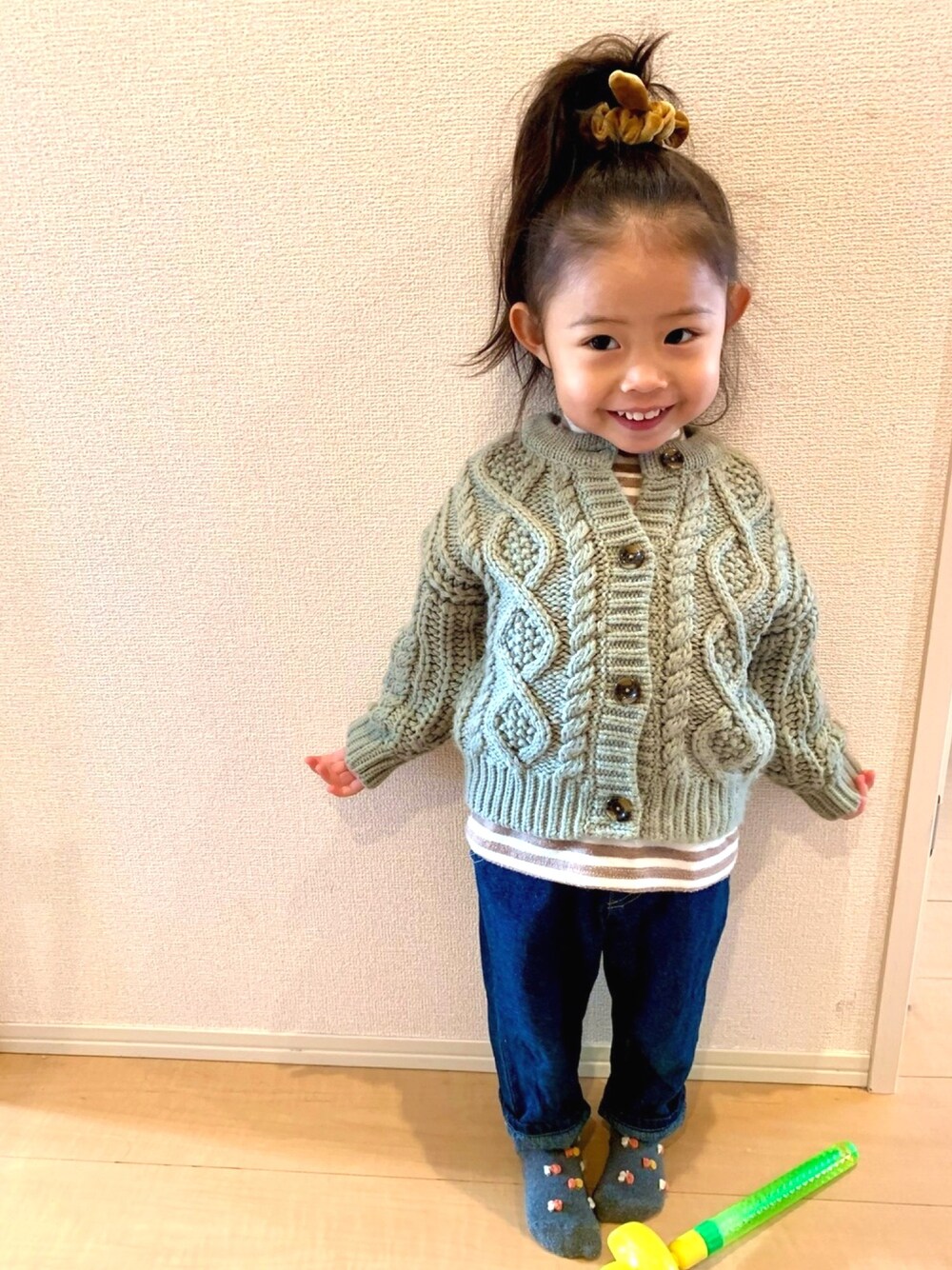 「apres les coursのアランニットカーディガン（カーディガン/ボレロ、グリーン系）」を使った、honononさん（キッズ・90cm）の冬コーディネートの1枚目の写真