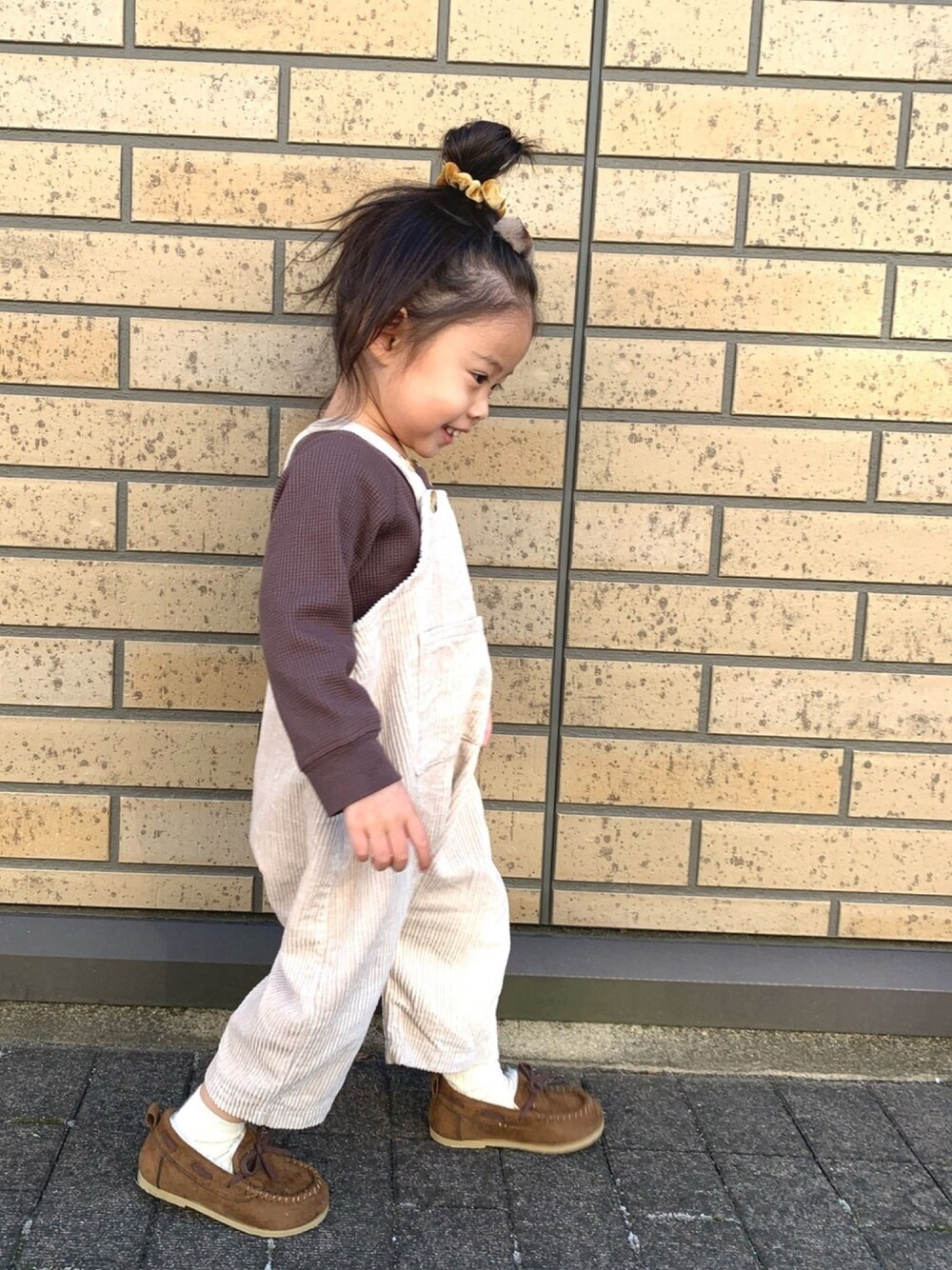 「Birthdayのアイテム（Tシャツ/カットソー、ブラウン系）」を使った、honononさん（キッズ・90cm）の冬コーディネートの1枚目の写真