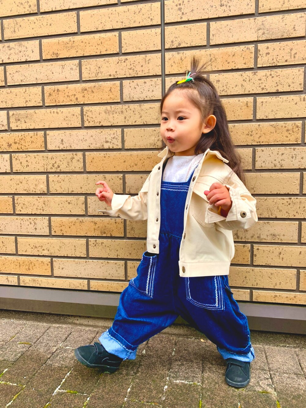 「デニムオールインワン」｜「Birthdayのアイテム（ジャケット/アウター、ベージュ系）」を使った、honononさん（キッズ・90cm）の春コーディネートの1枚目の写真