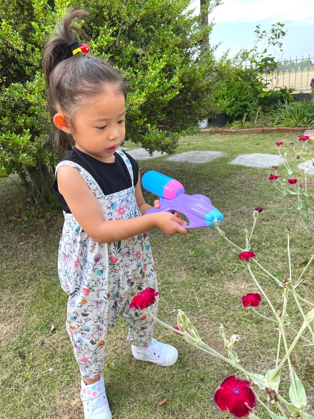 「キッズコーデ、キッズファッション、キッズコーディネート、女の子コーデ、2歳、ポニーテール、ノースリーブ、初夏コーデ、スニーカー女子、おしゃれさんと繋がりたい」｜「Birthdayのアイテム（トップス、ブラック系）」を使った、honononさん（キッズ・90cm）の夏コーディネートの1枚目の写真