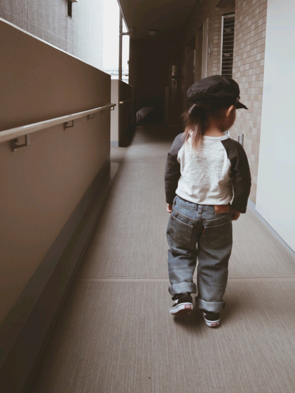 「4歳、キャスケット、マリンキャップ、ラグランTシャツ、Levi's、ワイドデニム、オールドスクール、後ろ姿、ワーイドワイド、ZOZOFES2019WS」｜「petit mainの布帛マリンキャップ（キャスケット、ブラック系）」を使った、RSKKさん（キッズ・90cm）の冬コーディネートの1枚目の写真