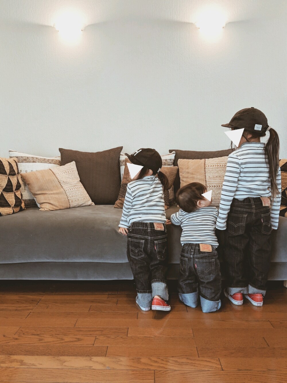 「4歳、2歳、０歳、キャップ、Levi's、オーセンティック、赤VANS部、3姉妹、姉妹コーデ、おそろいコーデ」｜「GRIN BUDDYの【GRIN BUDDY(グリンバディ）】キッズロゴキャップ/Kids Sim Logo Cap（キャップ、ブラック系）」を使った、RSKKさん（キッズ・90cm）の春コーディネートの1枚目の写真