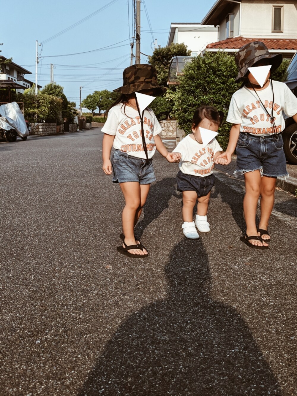 「1歳、3歳、5歳、バケットハット、ばぁばメイド、ロゴT、Levi's、3姉妹、姉妹コーデ、リンクコーデ」｜「RAINBOW SANDALのアイテム（サンダル、ブラック系）」を使った、RSKKさん（キッズ・100cm）の夏コーディネートの1枚目の写真