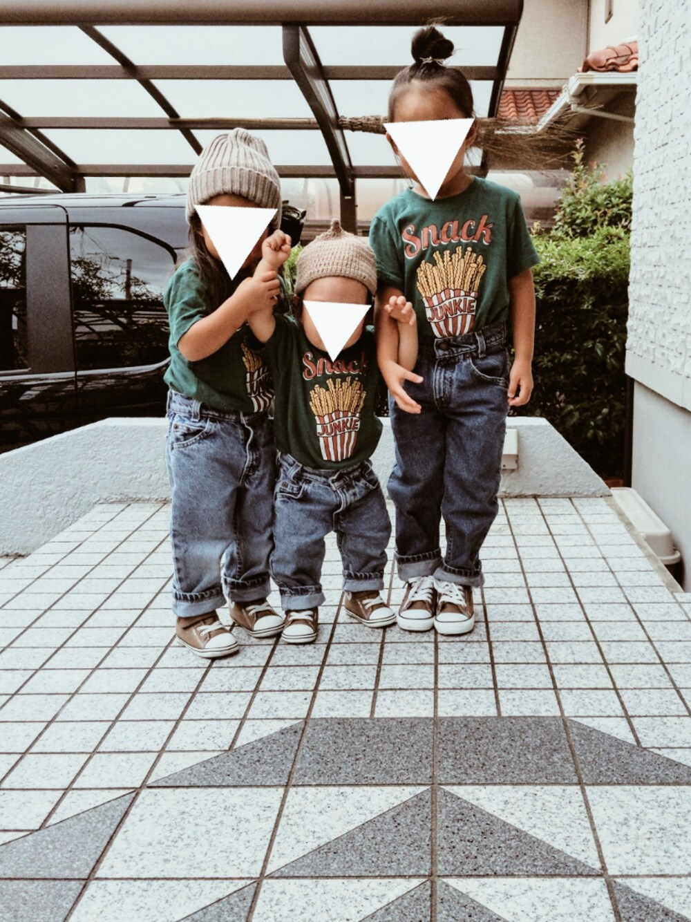 「5歳、3歳、1歳、3姉妹、姉妹コーデ、おそろいコーデ、リンクコーデ、ニット帽、Levi's、ブラウンコンバース」｜「devirockの無地ベーシックニット帽 ニットキャップ（ニットキャップ/ビーニー、ベージュ系）」を使った、RSKKさん（キッズ・100cm）の秋コーディネートの1枚目の写真