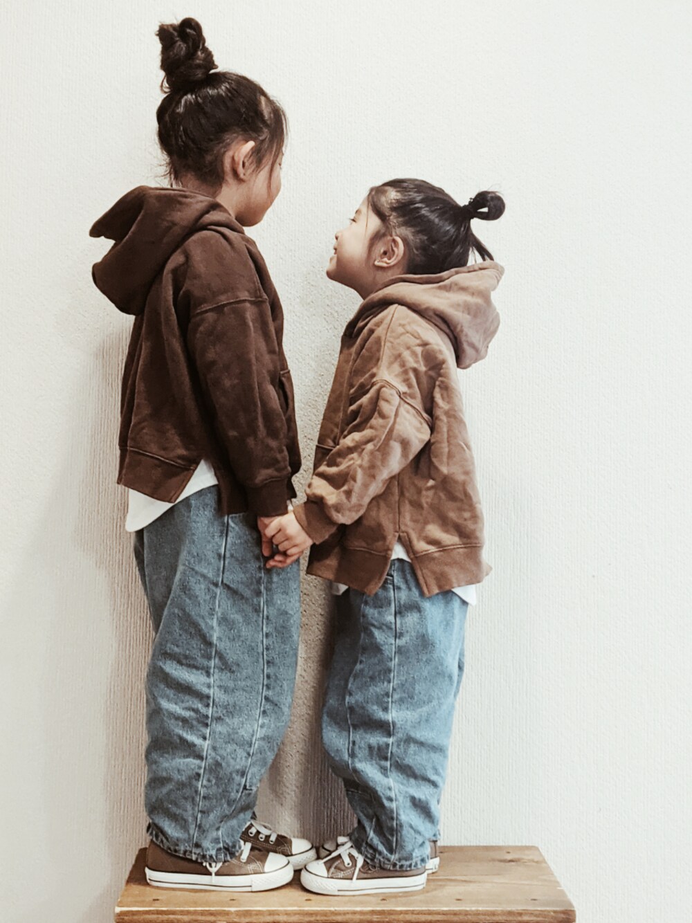 「6歳、4歳、姉妹コーデ、おそろいコーデ、リンクコーデ、パーカー、ワイドデニム、sloawshore、devirock、コンバース」｜「devirockのワイドシルエットスウェットスリットプルパーカー（パーカー、ブラウン系）」を使った、RSKKさん（キッズ・110cm）の冬コーディネートの1枚目の写真