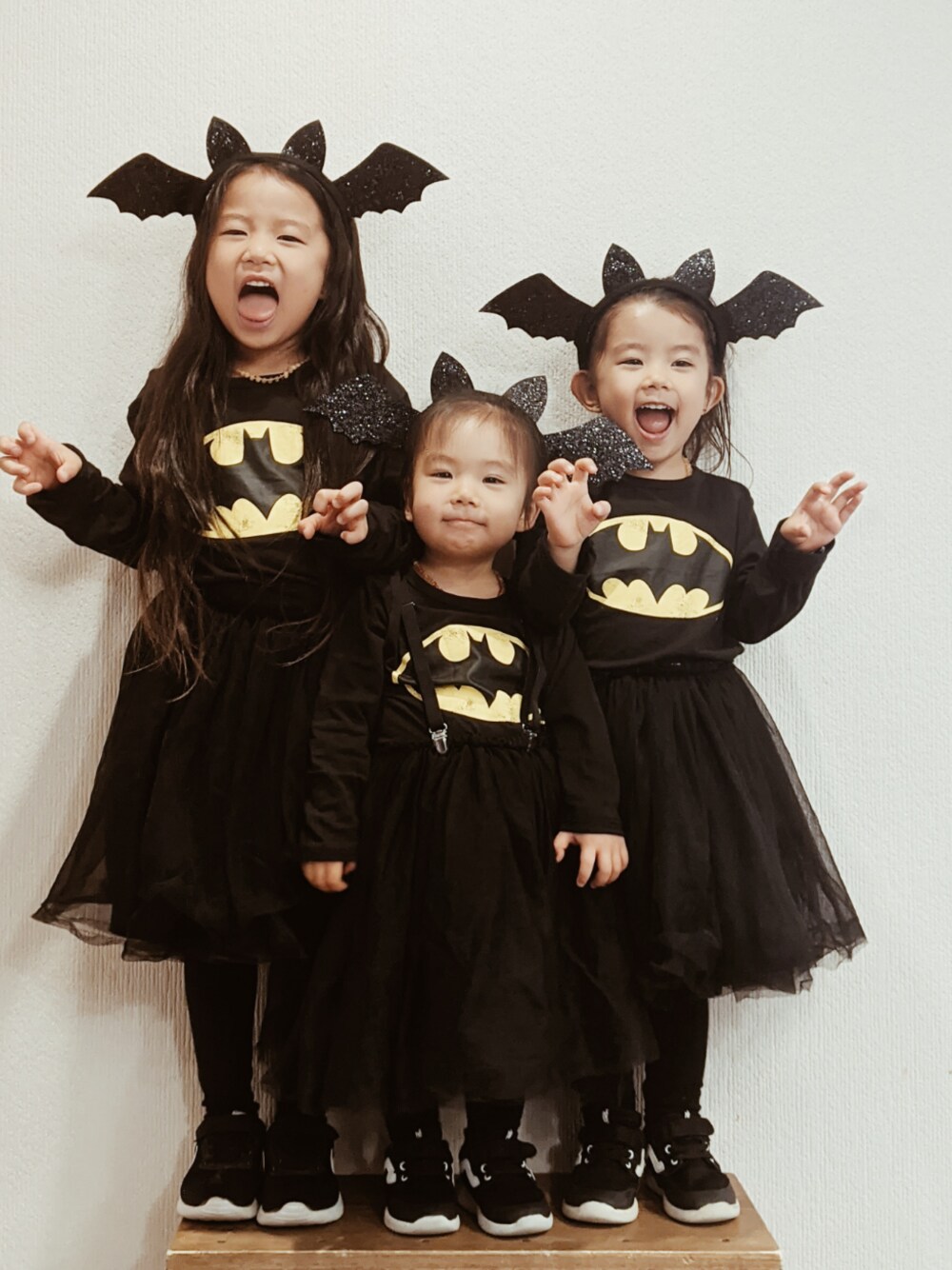 「wearhalloween2020、ハロウィン、バットマン、ブラックコーデ、おそろいコーデ、姉妹コーデ、3姉妹、6歳、4歳、2歳」｜「devirockのベーシック無地リブレギンス スパッツ（レギンス/スパッツ、ブラック系）」を使った、RSKKさん（キッズ・110cm）の秋コーディネートの1枚目の写真